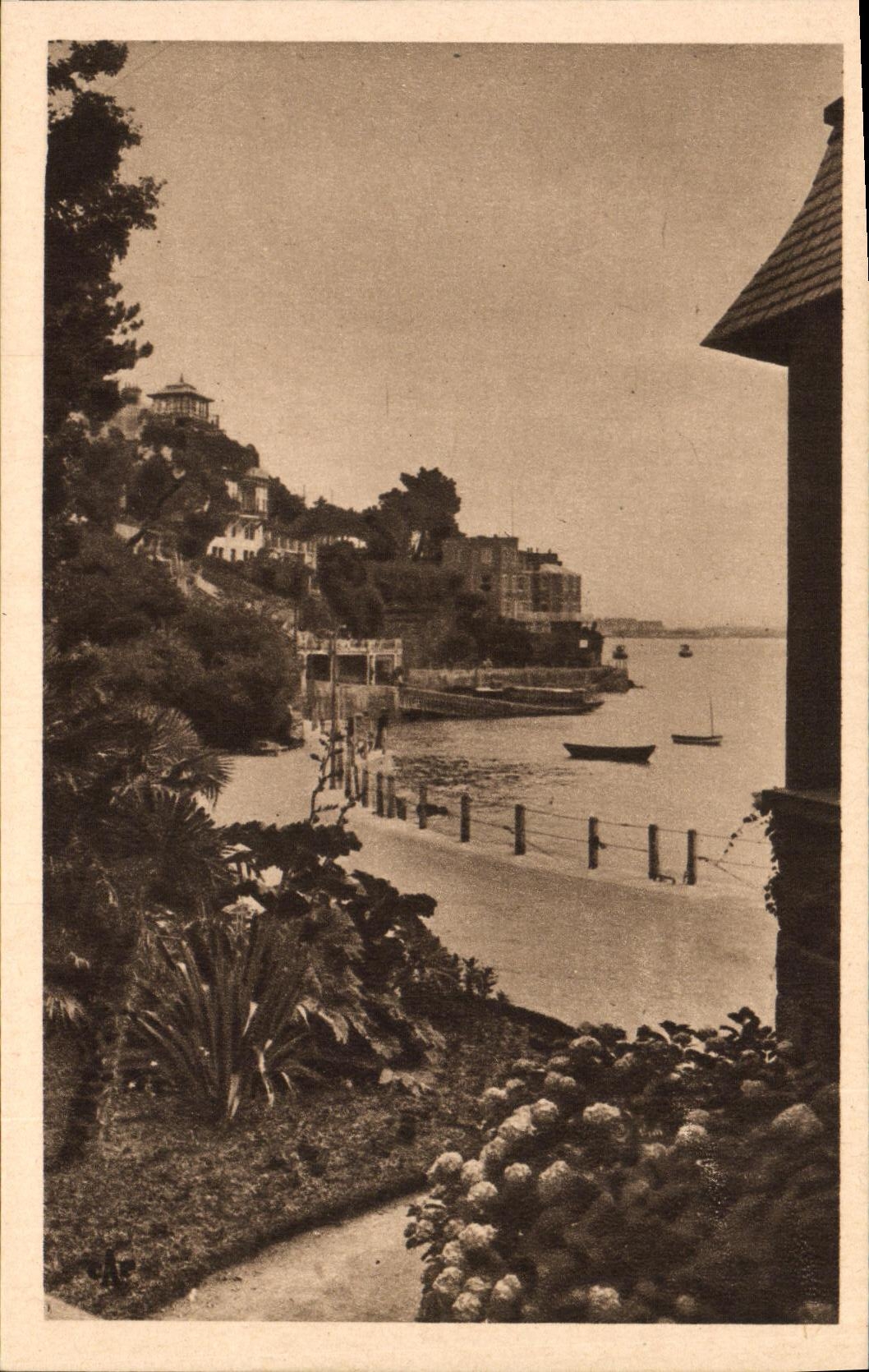CPA Dinard Un coin de la Promenade du Clair de Lune