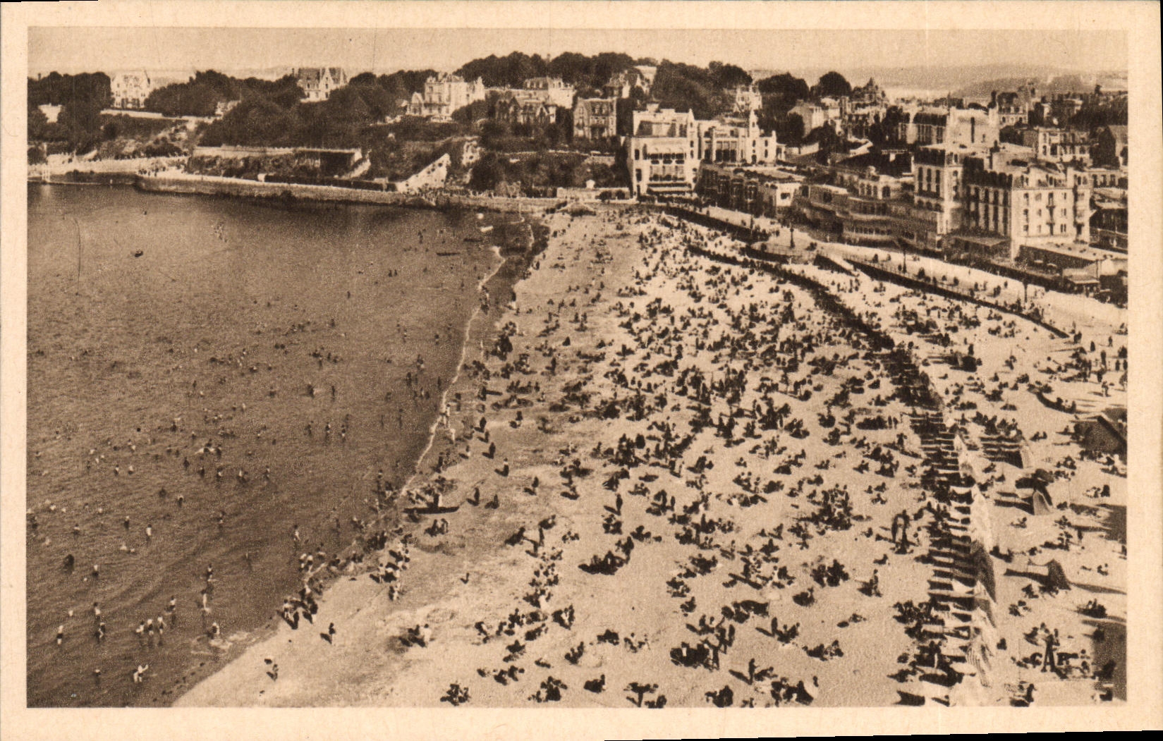 CPA Dinard La Plage a l heure du bain Vue prise du Crystal Hotel