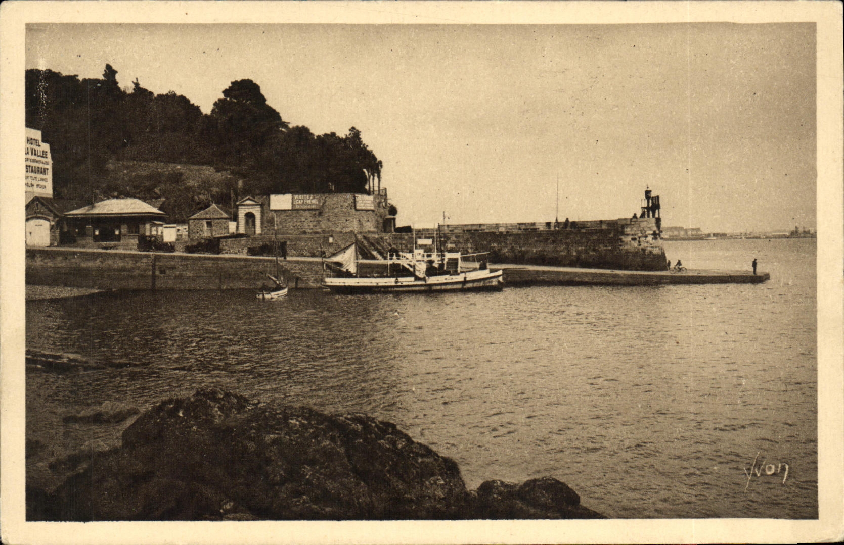 CPA Dinard La Cale L Embarcadere des Vedettes Bateau