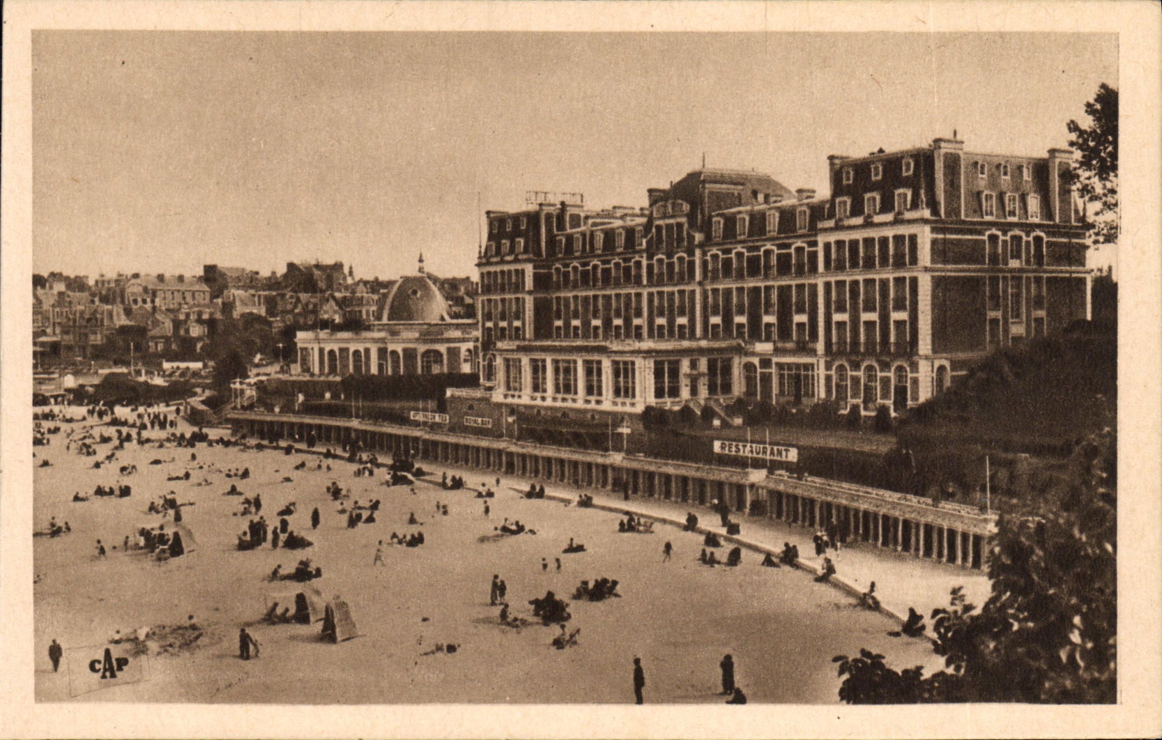 CPA Dinard L Hotel Royal et les nouvelles Cabines de bain