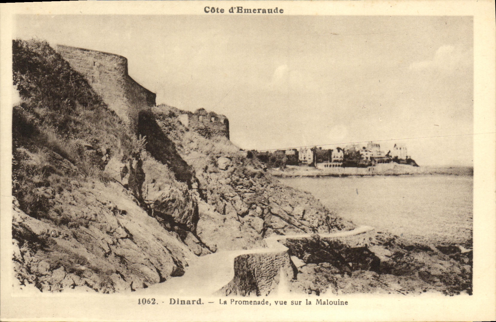 CPA Dinard La Promenade vue sur la Malouine
