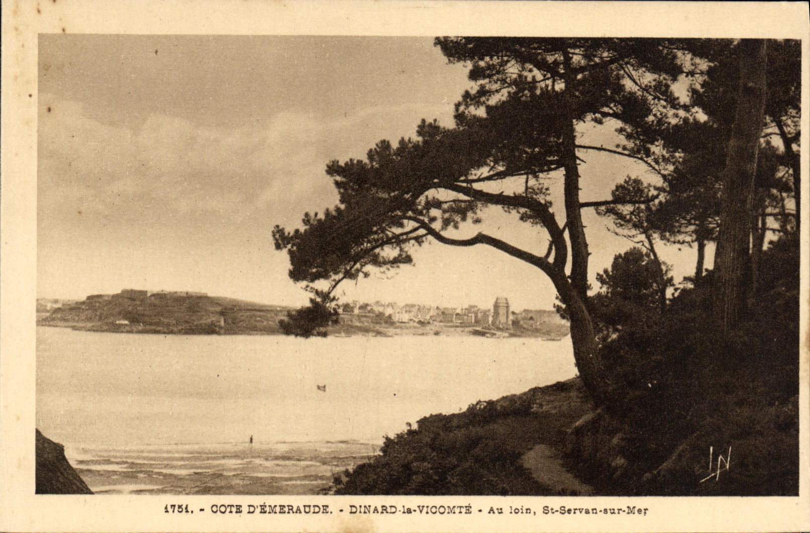 CPA Cote D Emeraude Dinard la Vicomte Au loin St Servan sur Mer