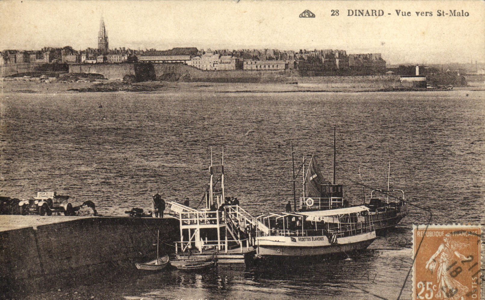 CPA Dinard Vue vers St Malo Bateaux Vedettes blanches