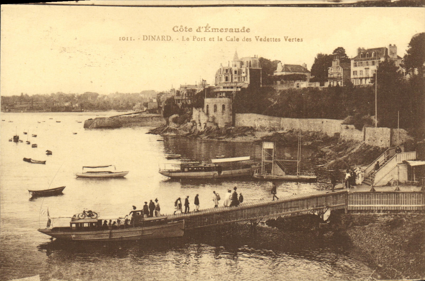 POSTAL Dinard de la VENDIMIA el puerto y el asimiento de los barcos de alta velocidad verdes de las motoras