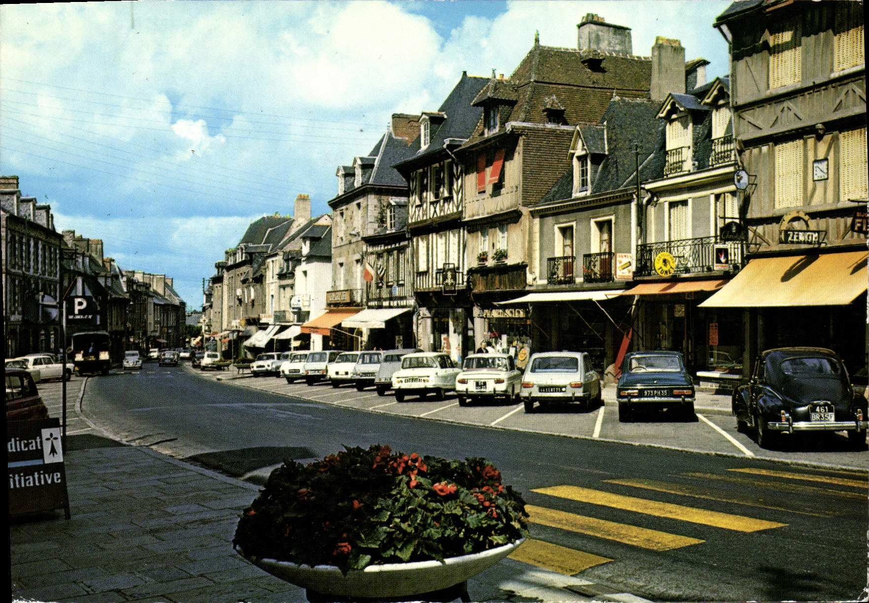 CPM Dol de Bretagne La Grande Rue des Stuarts