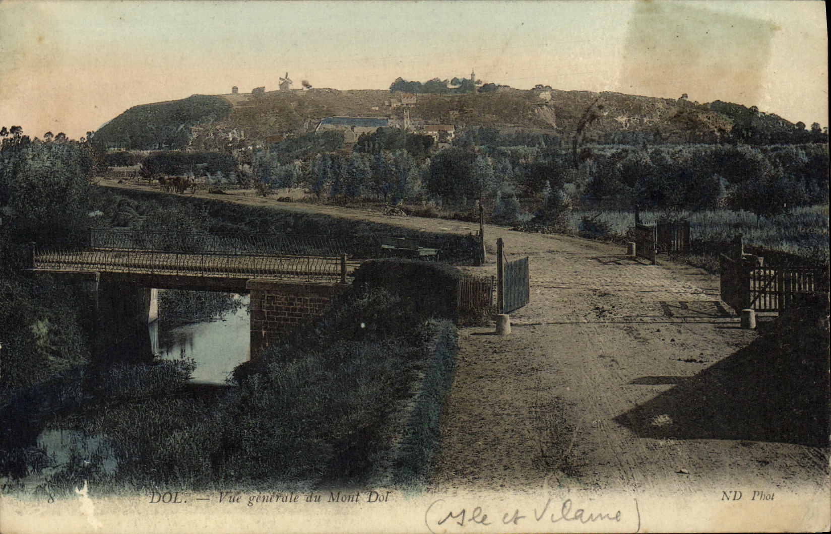 CPA Dol Vue generale du Mont Dol Moulins 