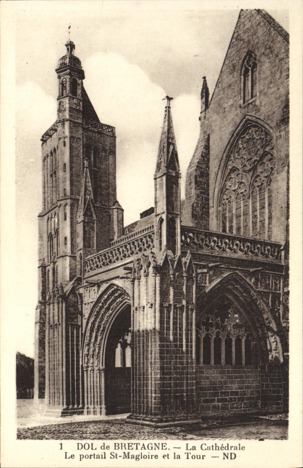 CPA Dol de Bretagne La Cathedrale Le Portail St Magloire et la Tour