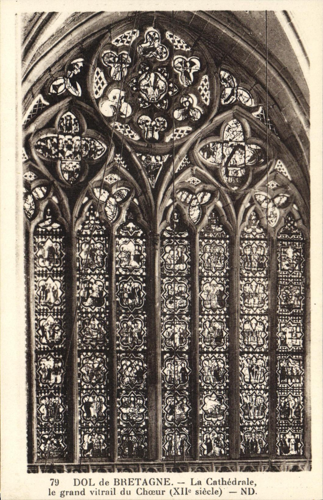 CPA Dol de Bretagne La Cathedrale Le grand vitrail du Choeur