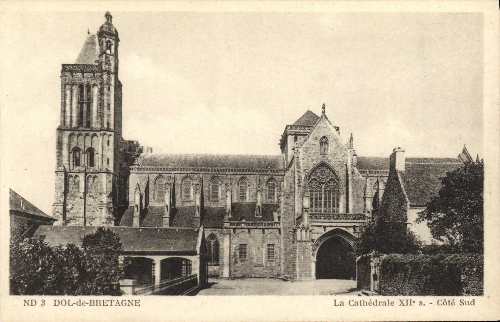 CPA Dol de Bretagne La Cathedrale cote Sud