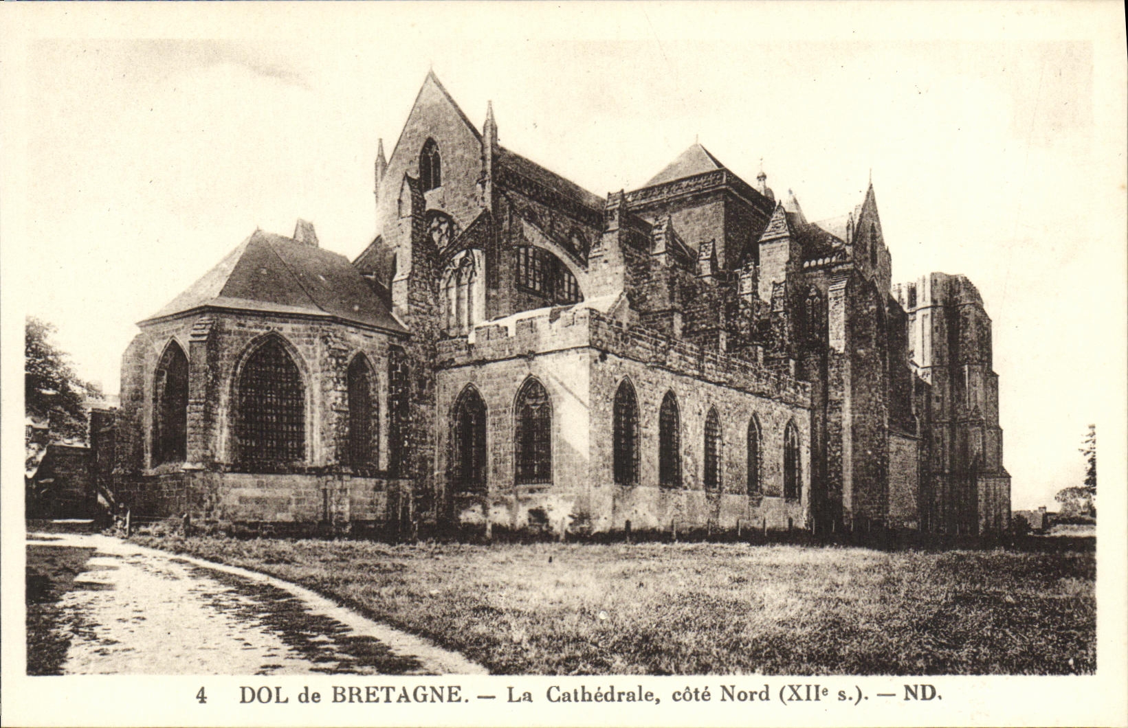 CPA Dol de Bretagne La Cathedrale cote Nord