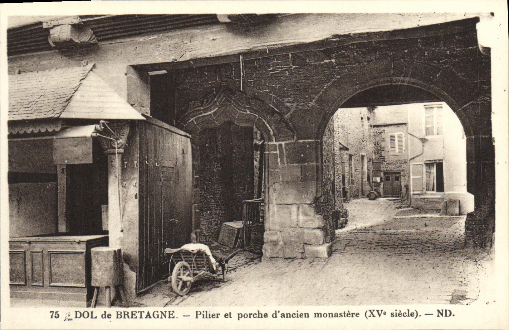 CPA Dol de Bretagne Pilier et porche d ancien monastere