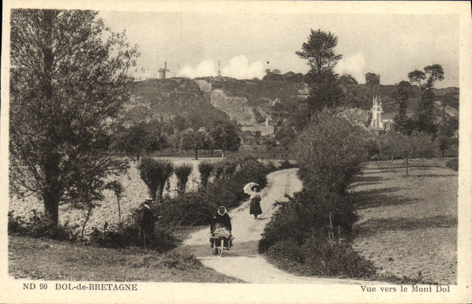 CPA Dol de Bretagne Vue vers le Mont Dol Femmes Charette