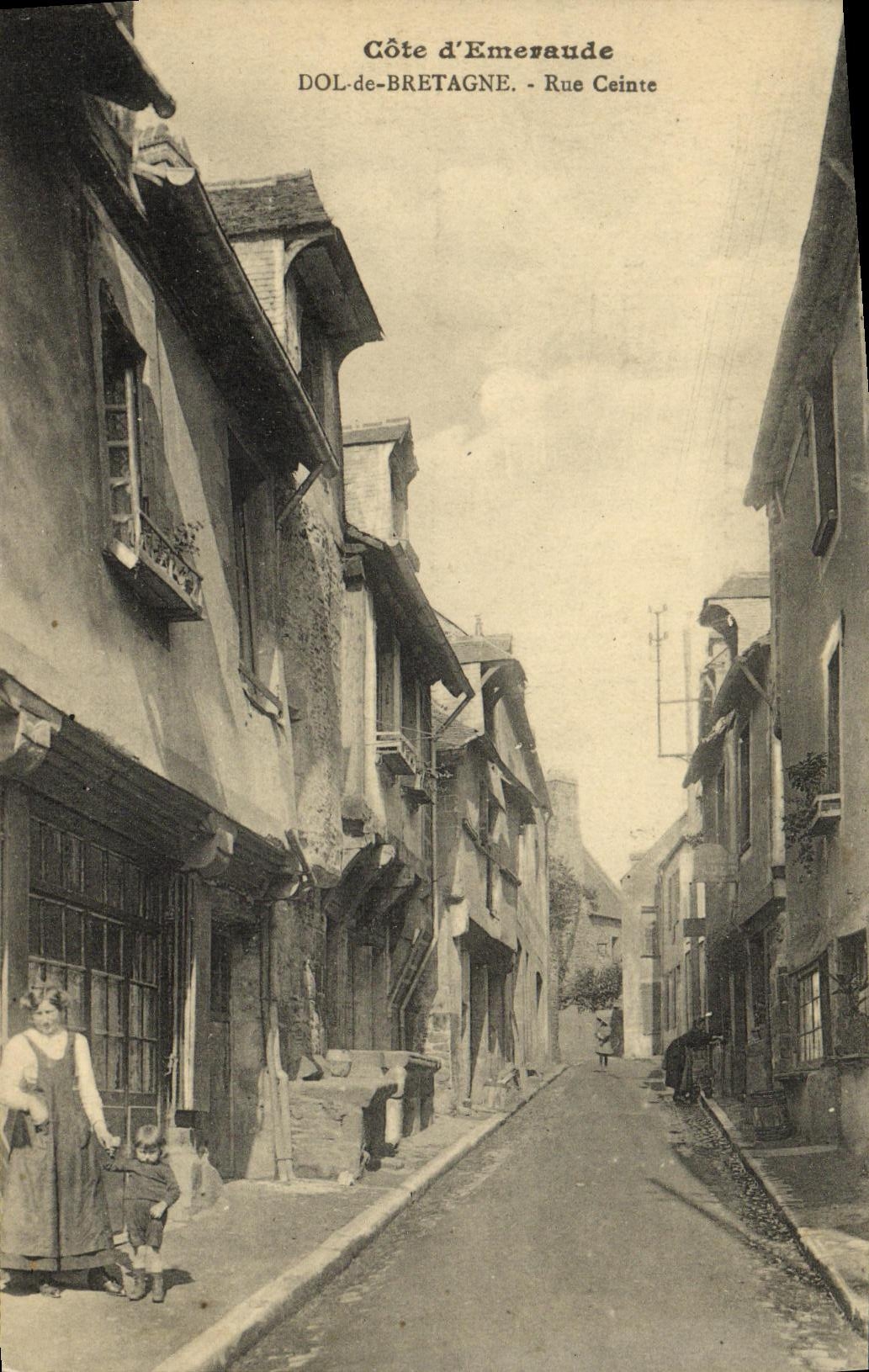 VINTAGE POSTCARD Fraud of Brittany Girded Street Child wife