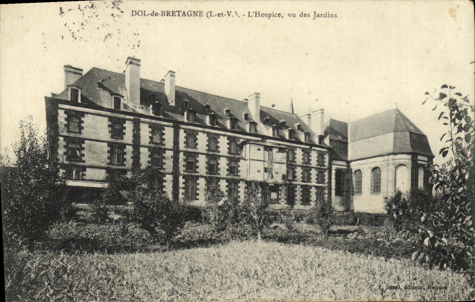 CPA Dol de Bretagne L Hospice vu des Jardins