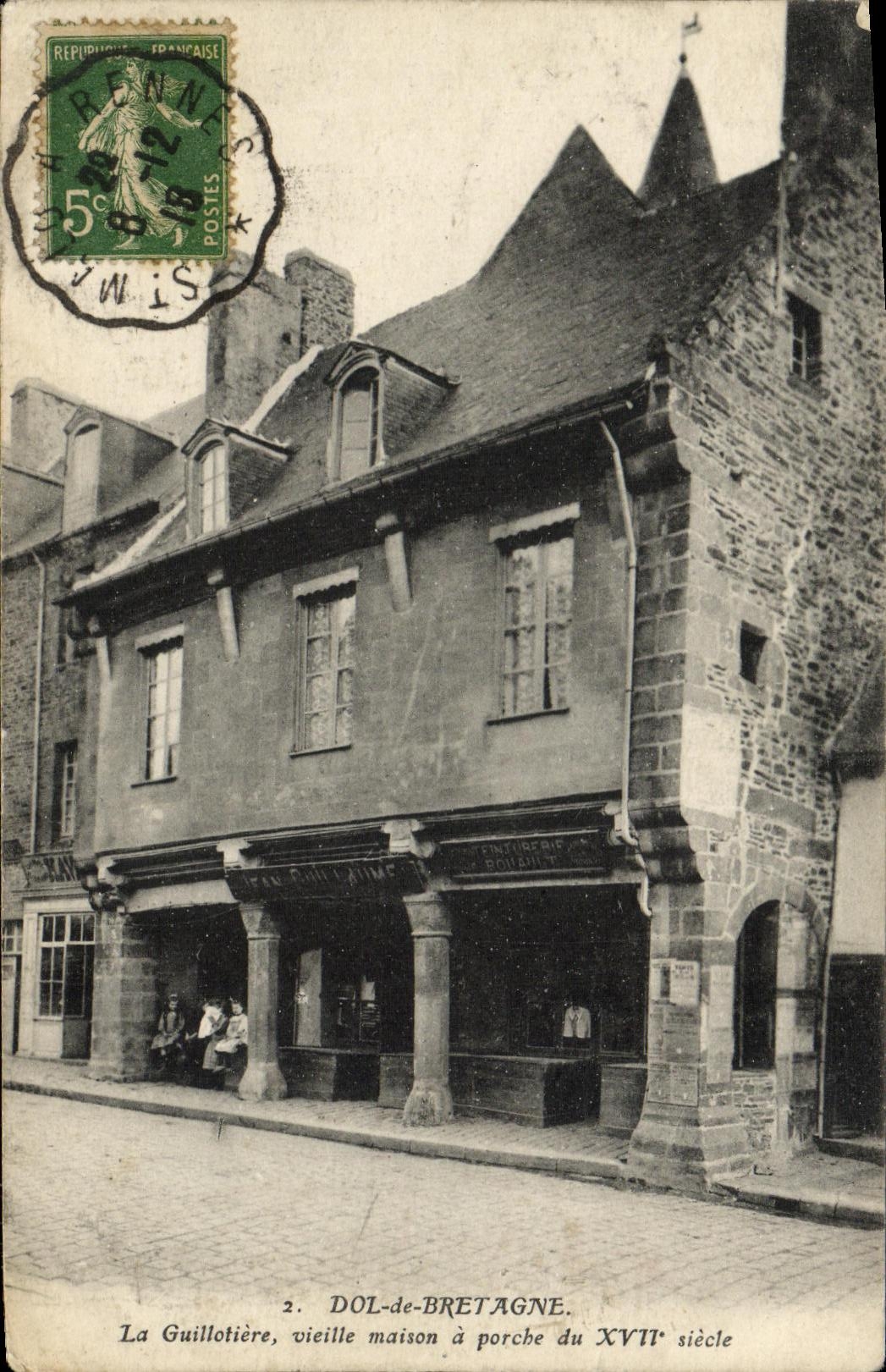 CPA Dol de Bretagne La Guillotiere Vieille maison a porche du XVll e siecle