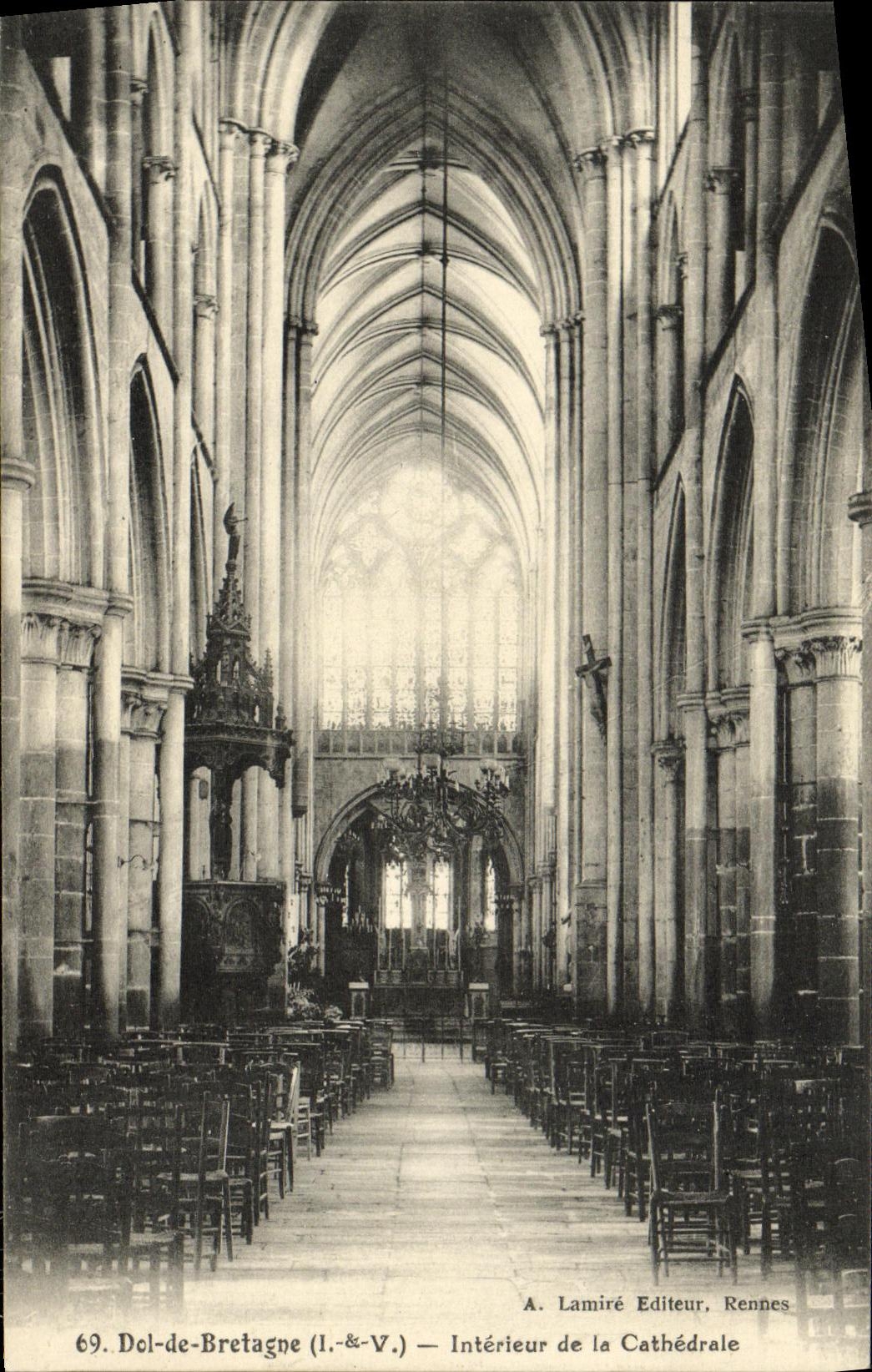 CPA Dol de Bretagne Interieur de la Cathedrale