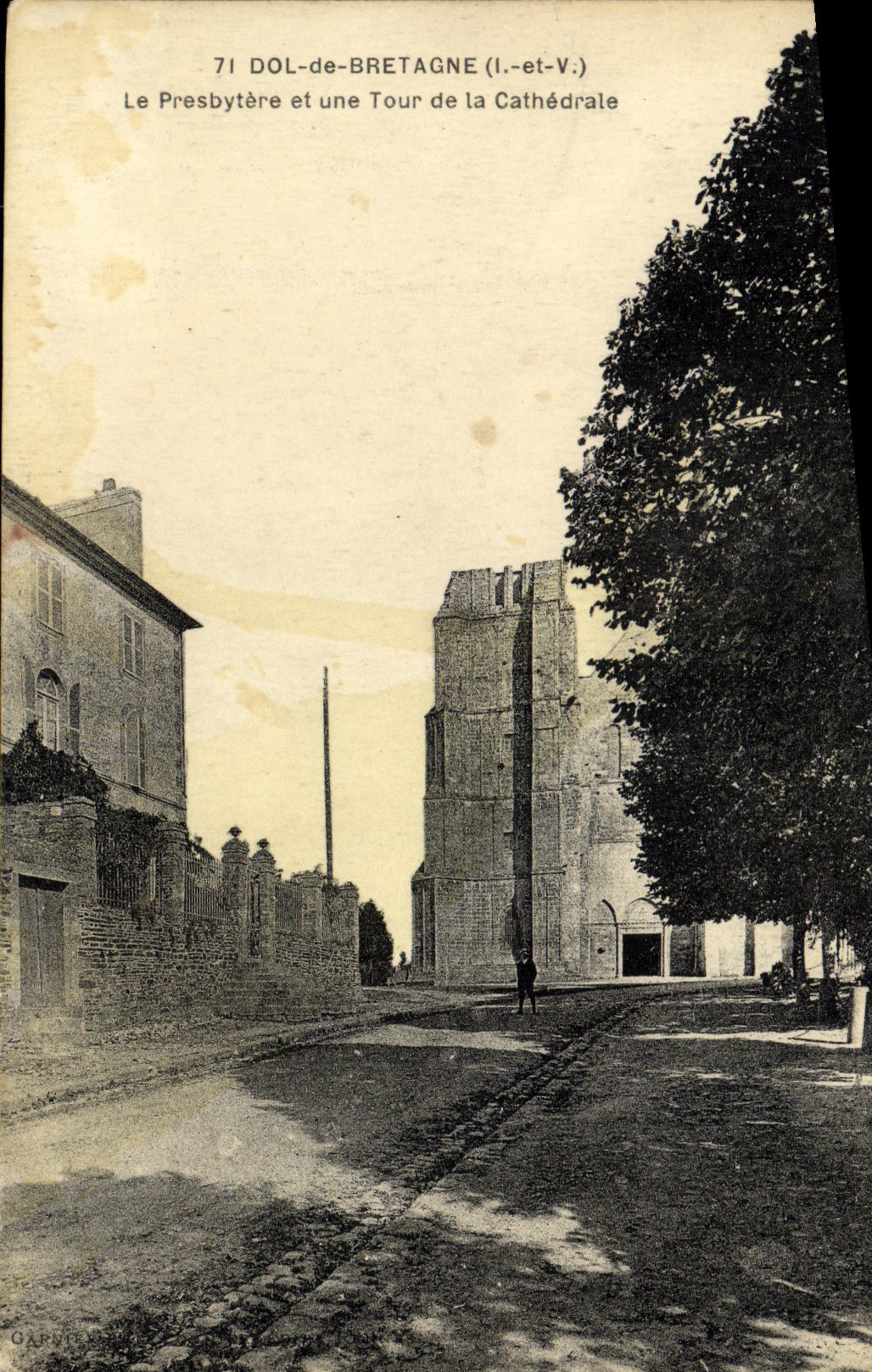 CPA Dol de Bretagne Le Presbytere et une Tour de la Cathedrale