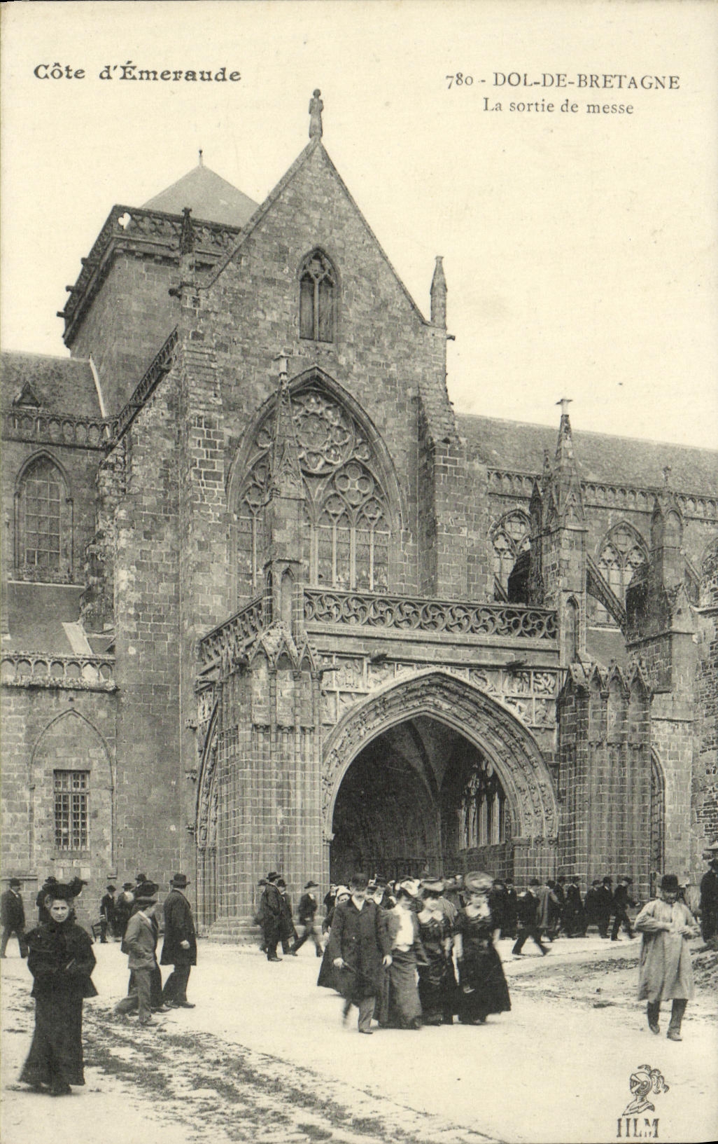 VINTAGE POSTCARD Fraud of Brittany the exit of mass