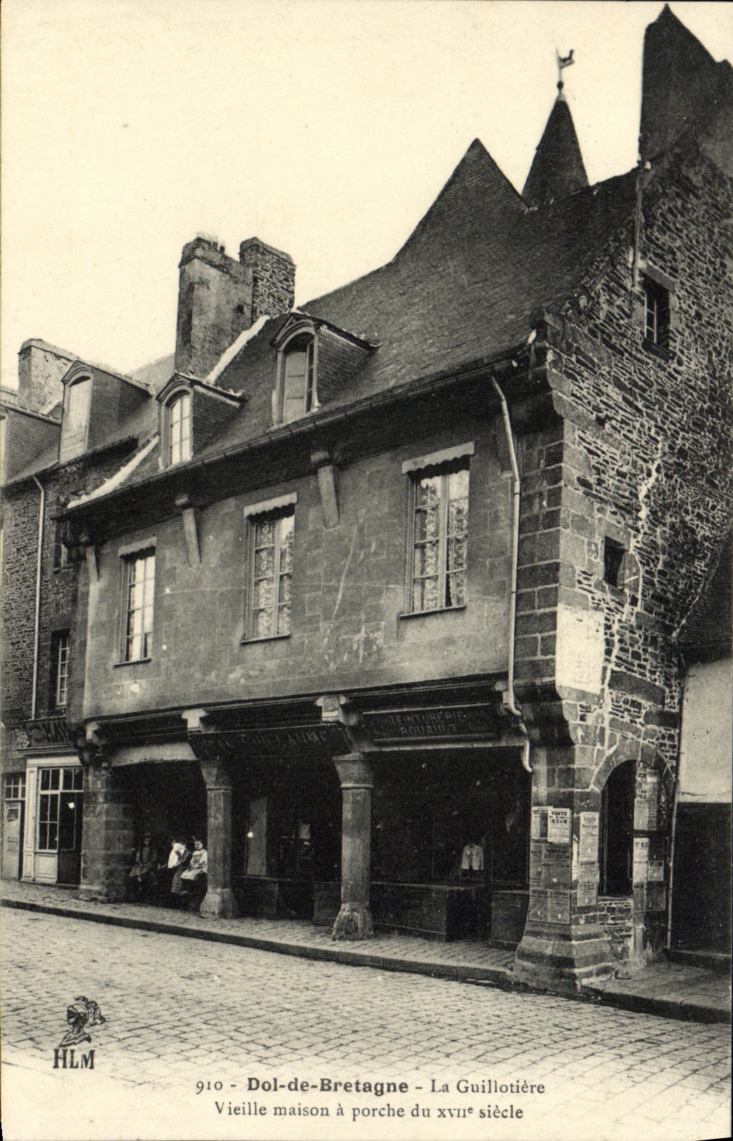 CPA Dol de Bretagne La Guillotiere Vieille maison a porche Enfants