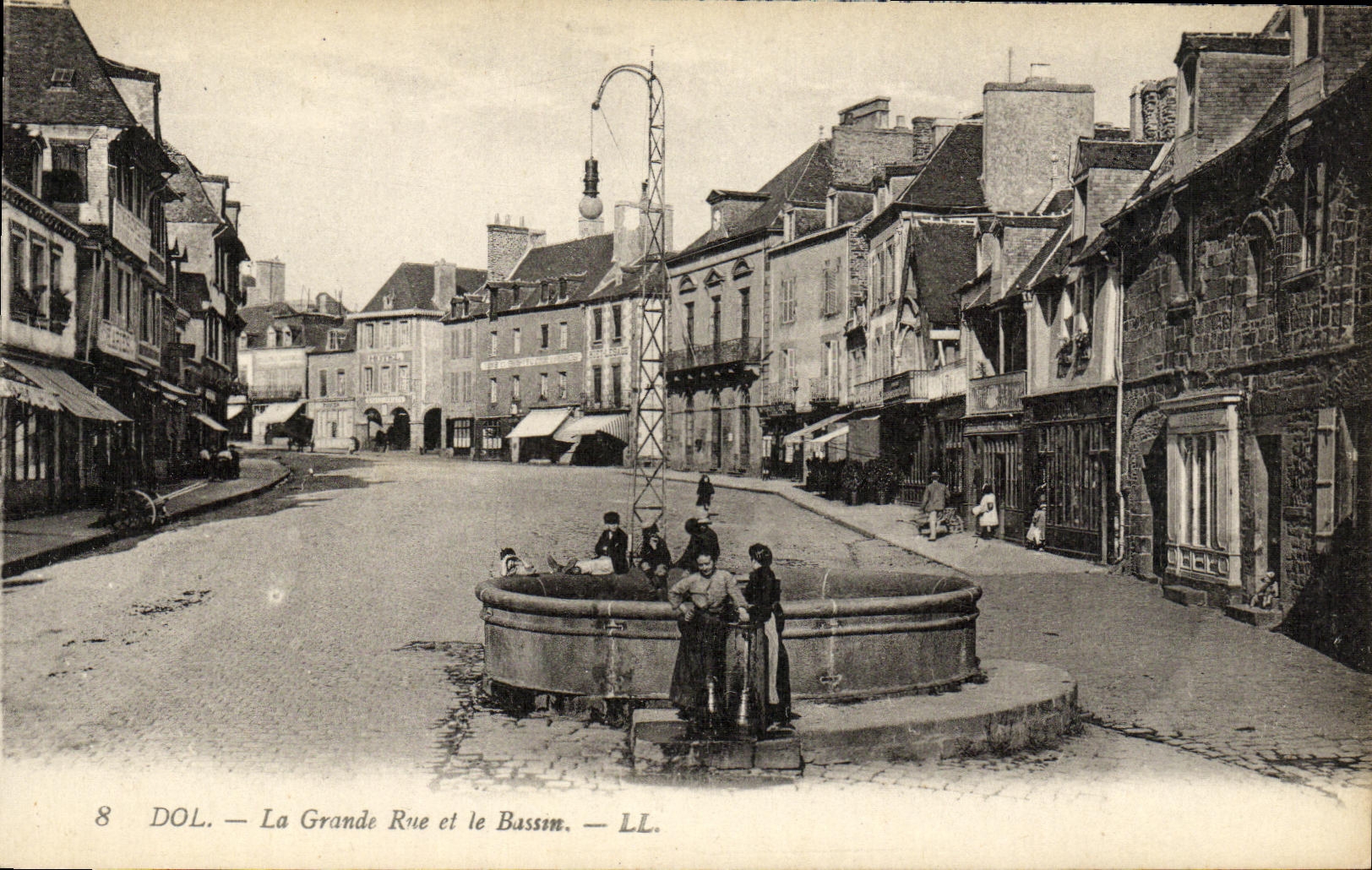 CPA Dol La Grande Rue et la Bassin