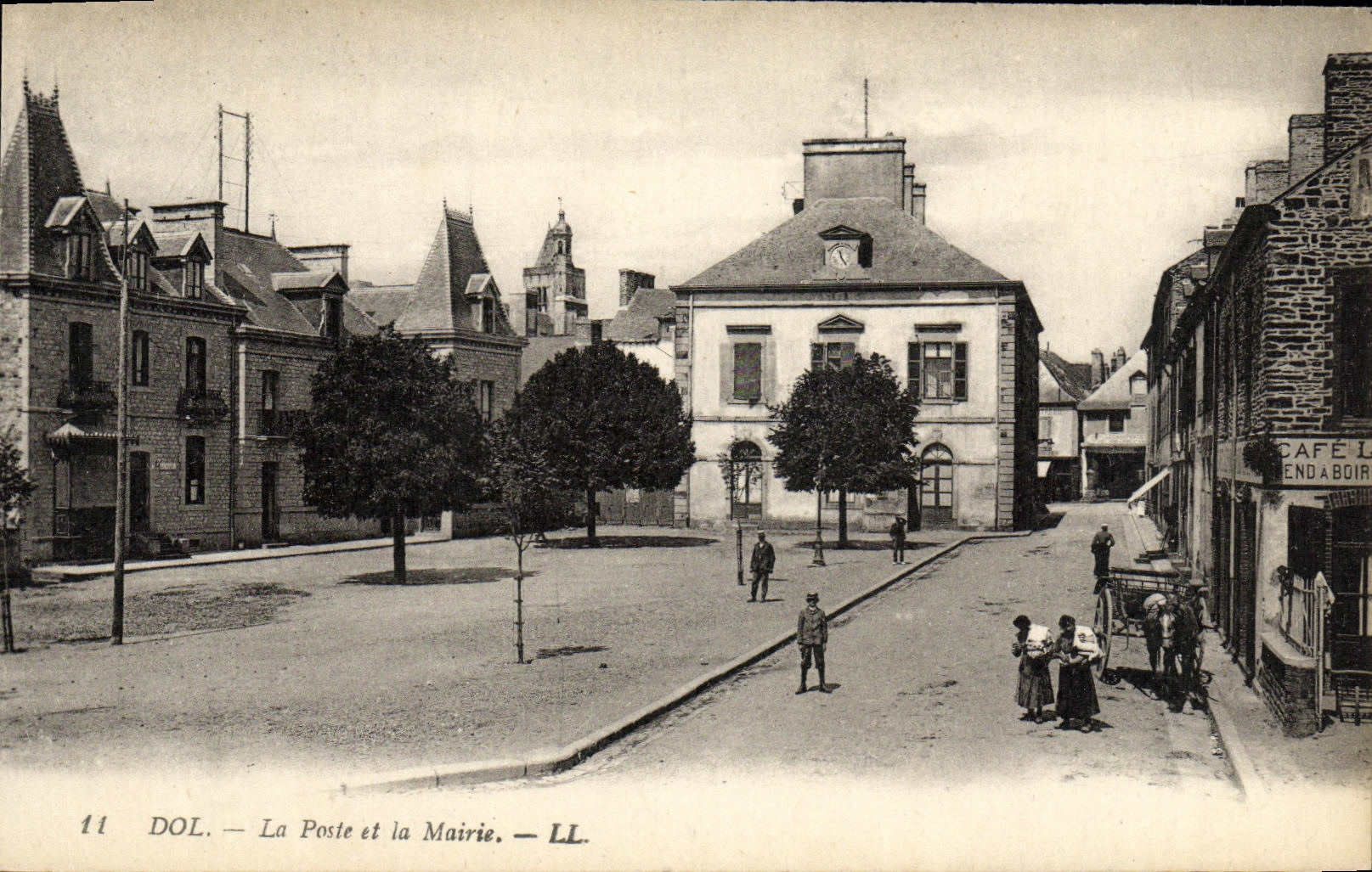 CPA Dol La Poste et la Mairie