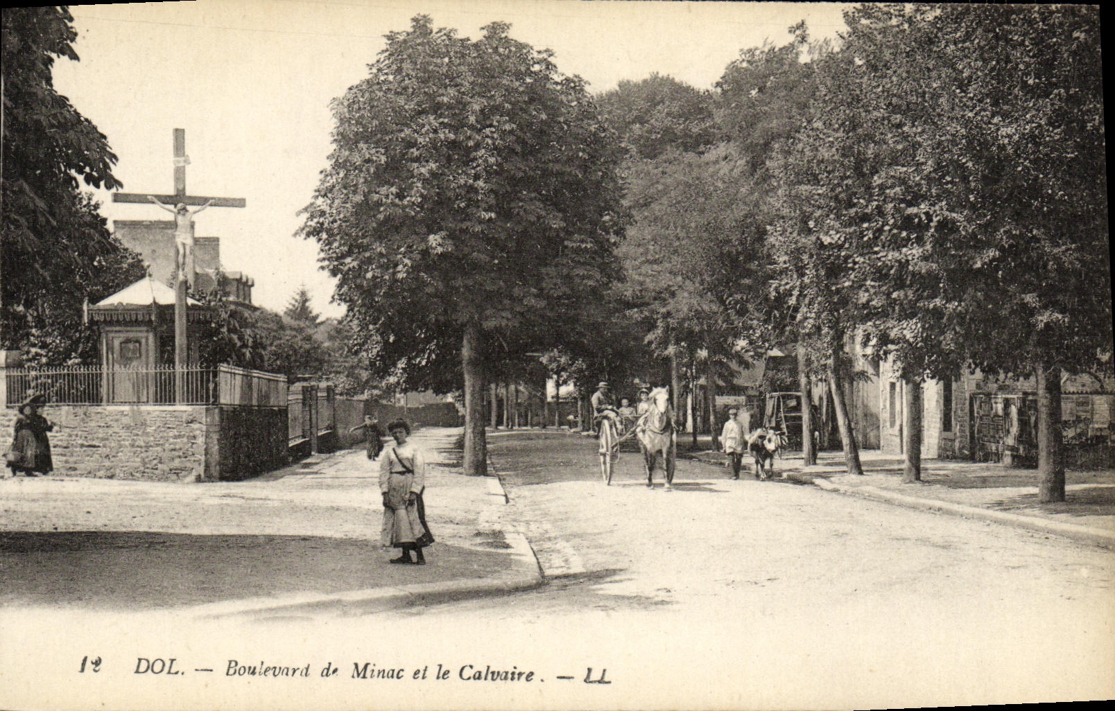 CPA Dol Boulevard de Minac et le Calvaire