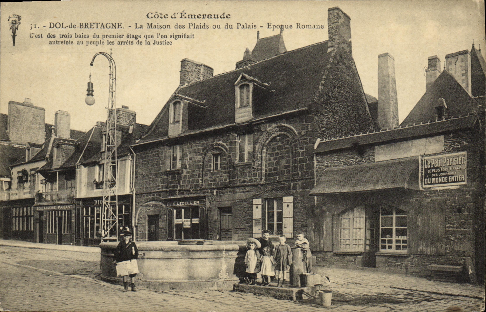 CPA Dol de Bretagne La Maison des Plaids ou du Palais Eglise Romane Enfants