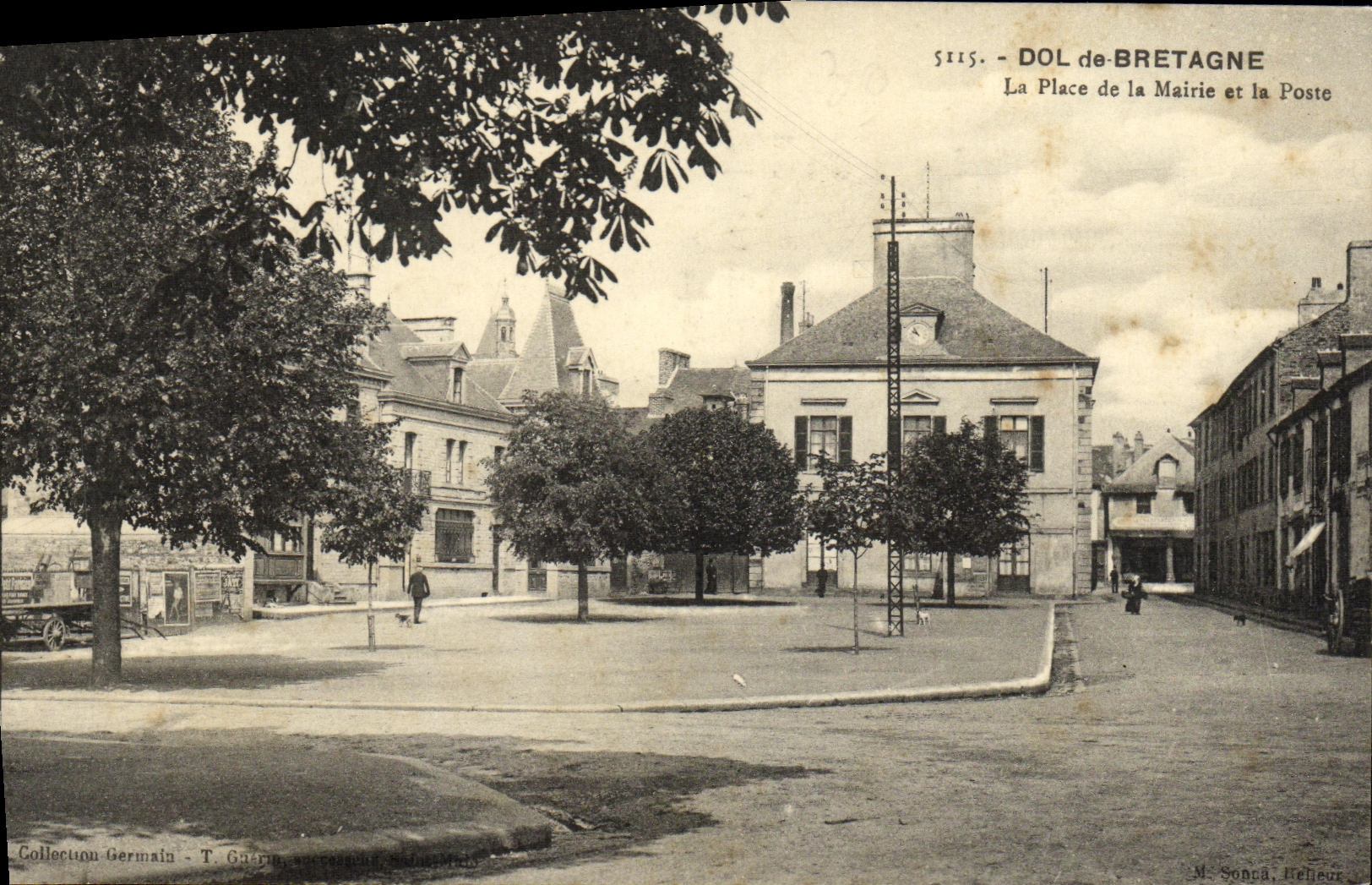 CPA Dol de Bretagne La Place de la Mairie et la Poste