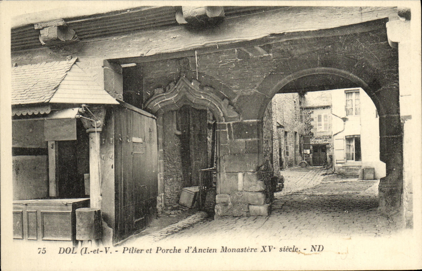 CPA Dol Pilier et Porche d Ancien Monastere