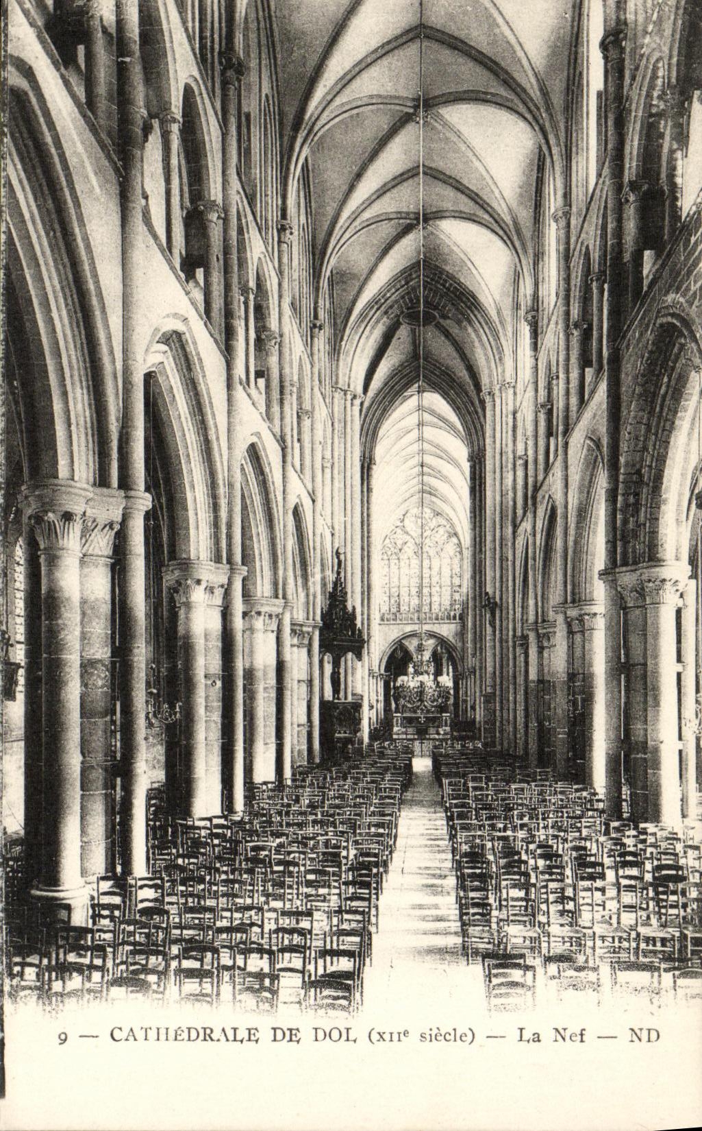 CPA Dol La Cathedrale La nef