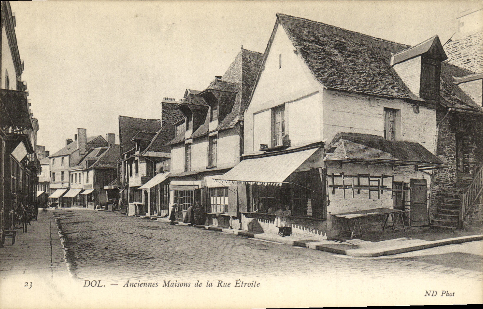 CPA Dol Anciennes Maisons de la rue etroite 