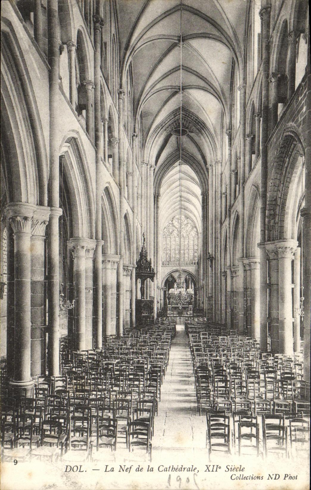 CPA Dol La Nef de la Cathedrale