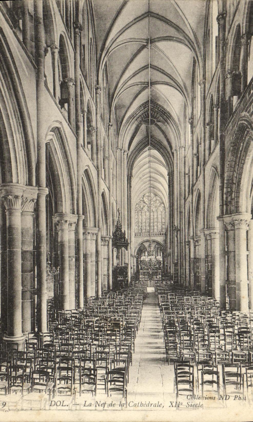 CPA Dol La Nef de la Cathedrale
