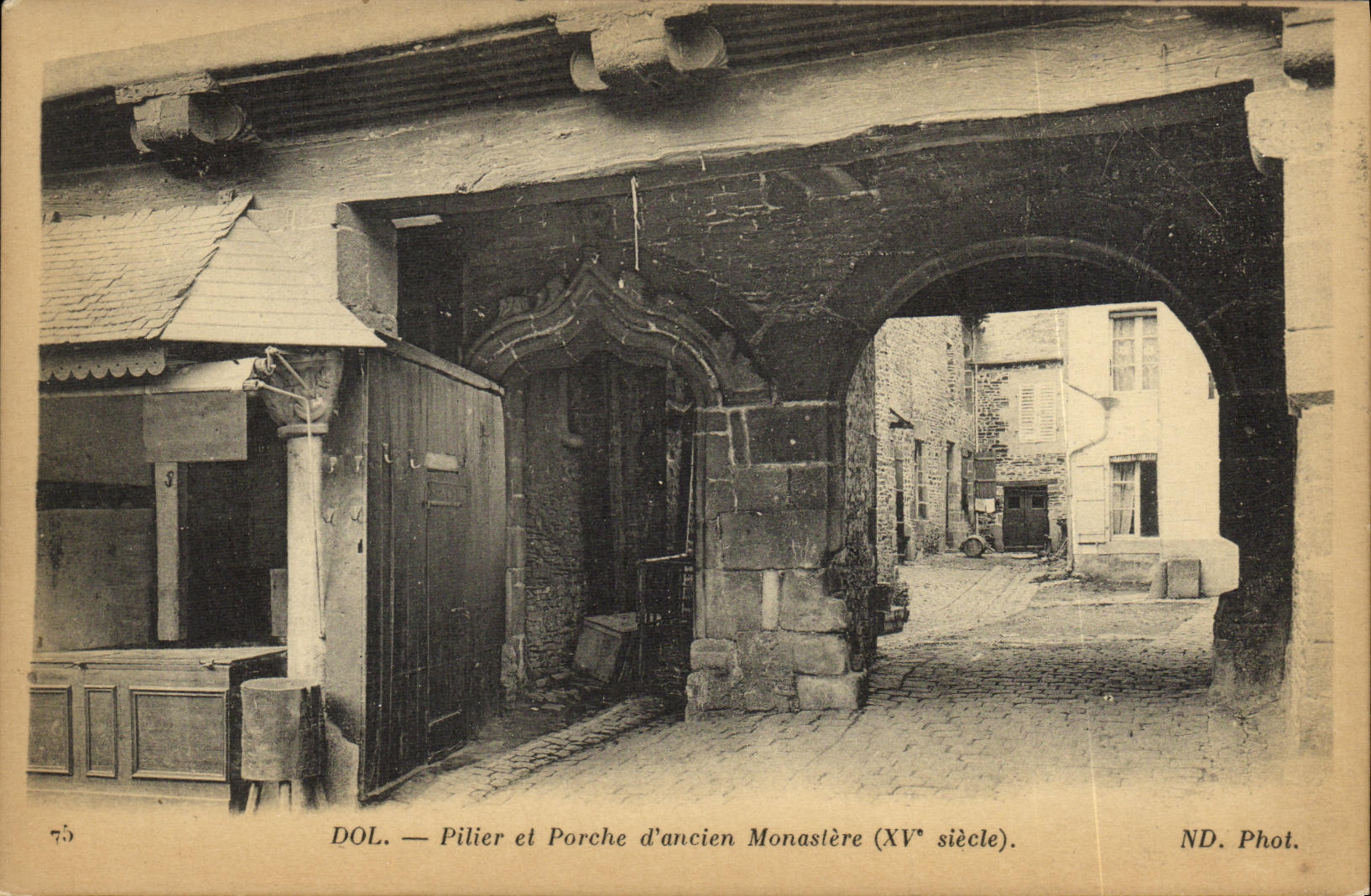 CPA Dol Pilier et Porche D ancien Monastere