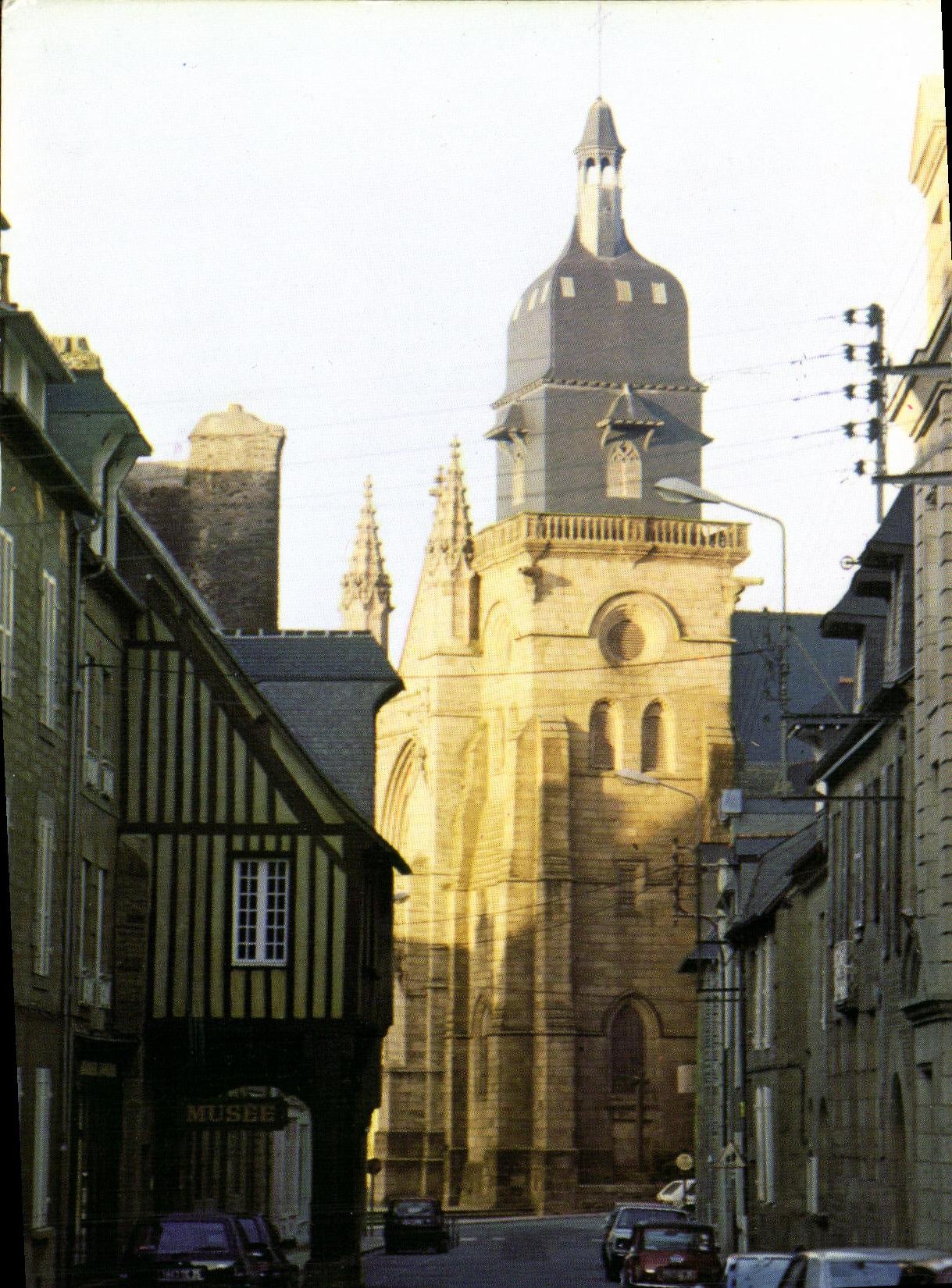 CPM Fougeres La rue Nationale et l Eglise Saint Leonard