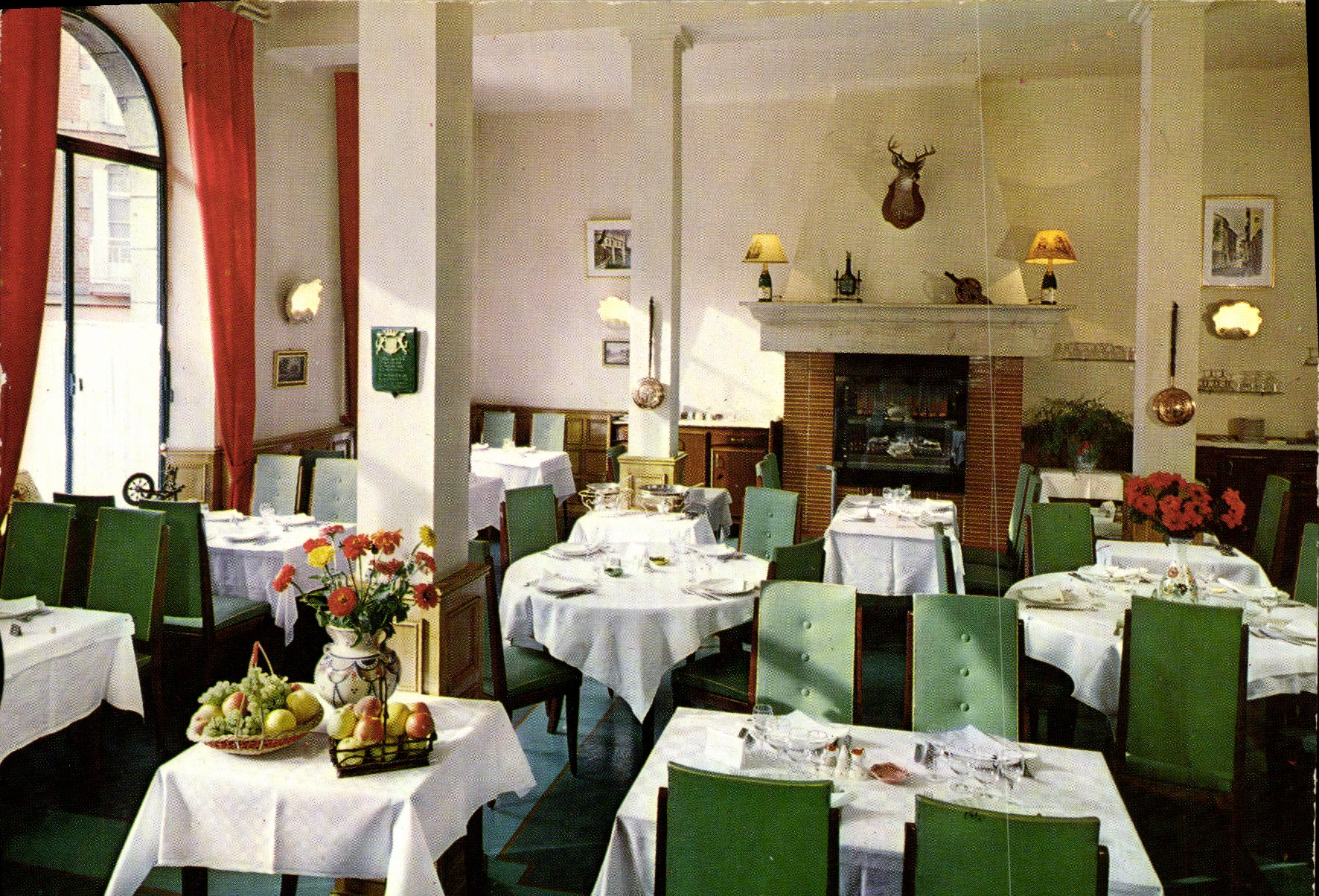 CPM Restaurant des Voyageurs Fougeres Une sale a manger