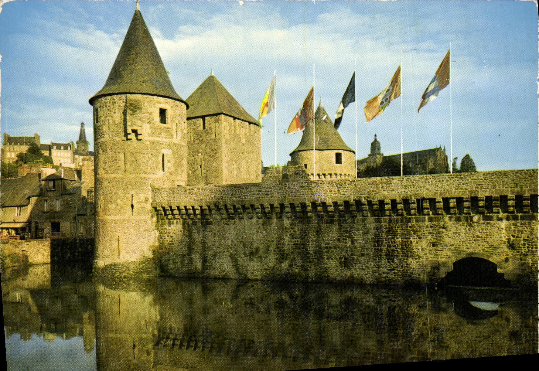 CPM Fougeres Entree du Chateau et Etamg de la Couarde