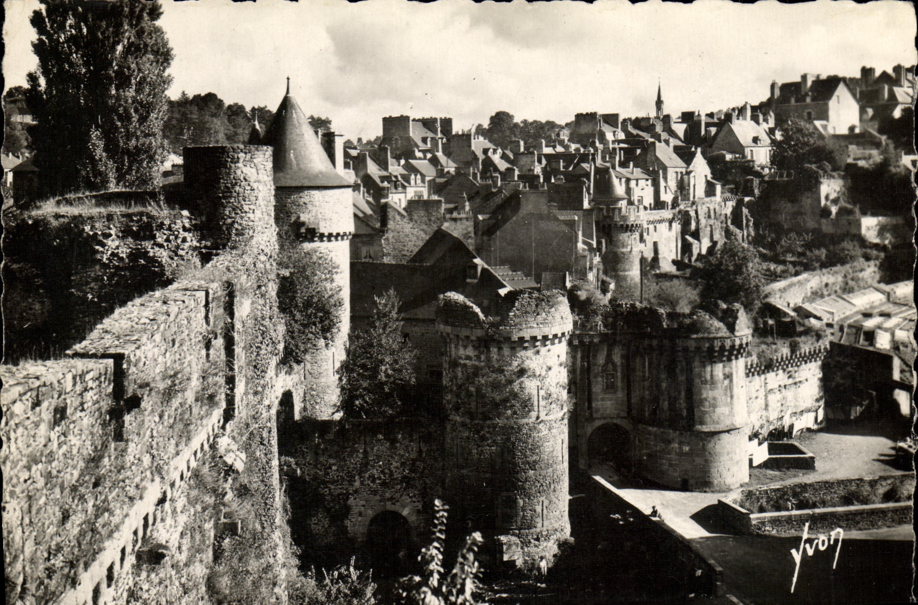 CPM Fougeres Le Chateau Porte Notre Dame et la Ville Haute