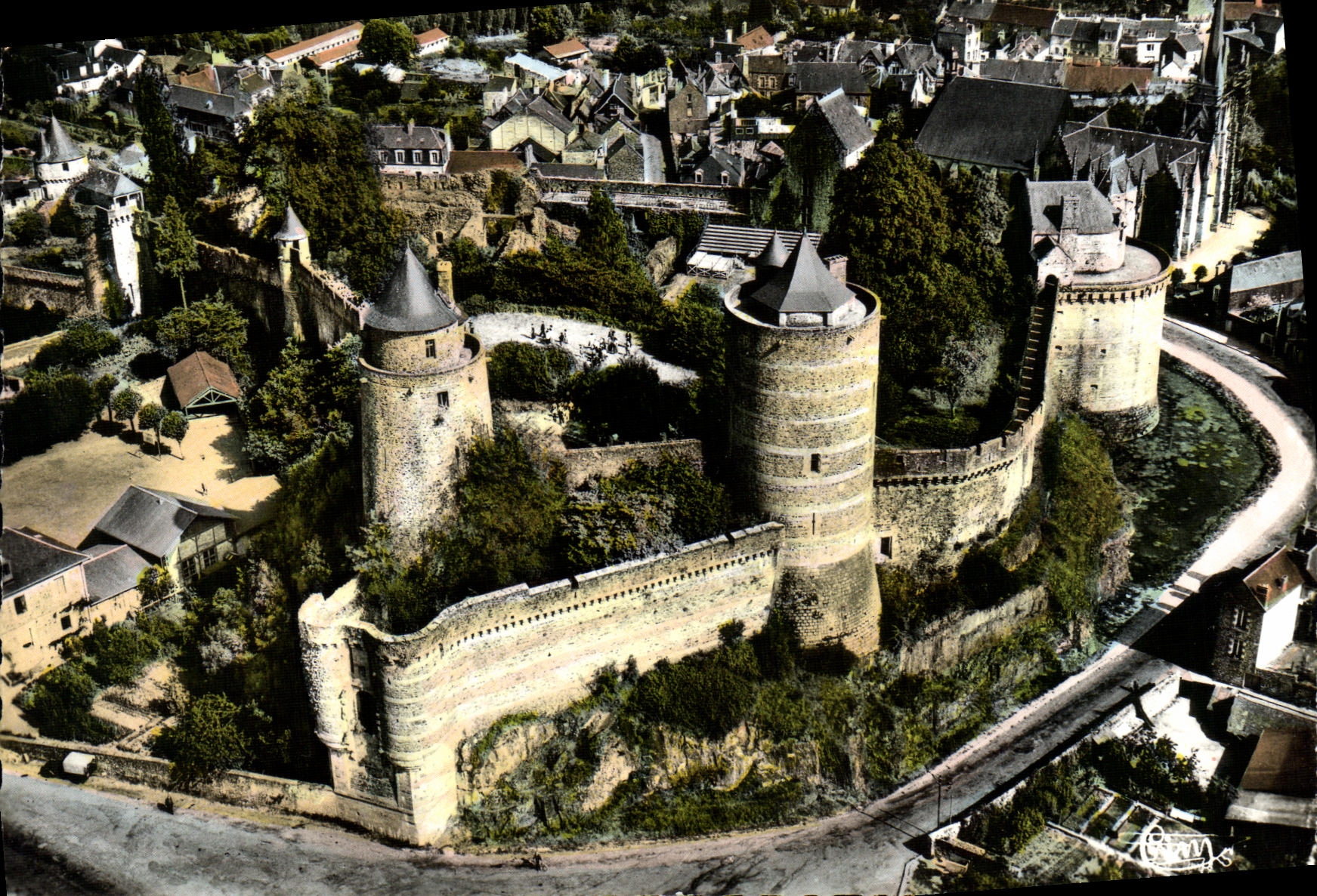 CPM Fougeres Le Chateau et les Remparts Vue aerienne