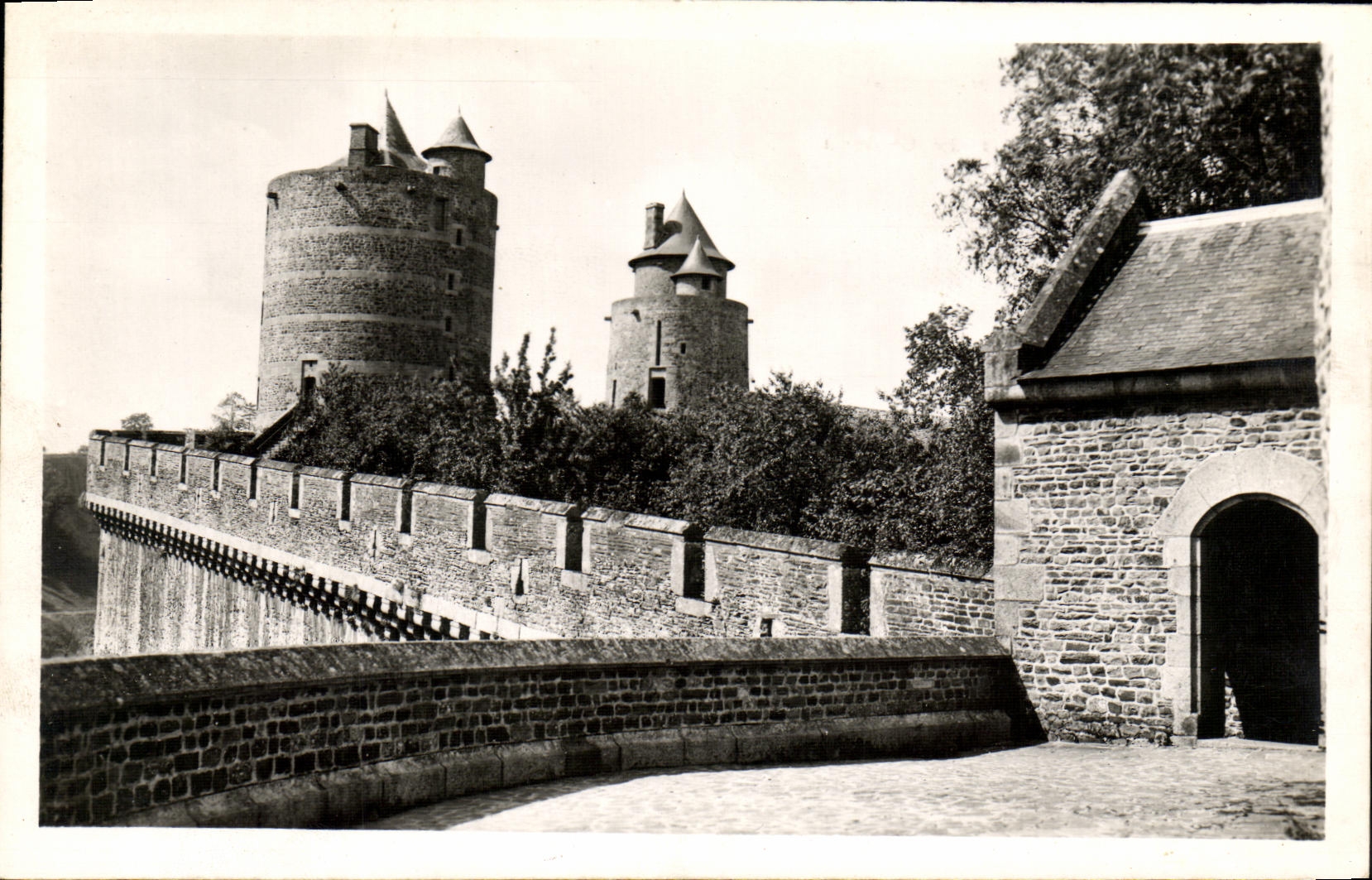 CPM Chateau de Fougeres La grande courtine du chateau