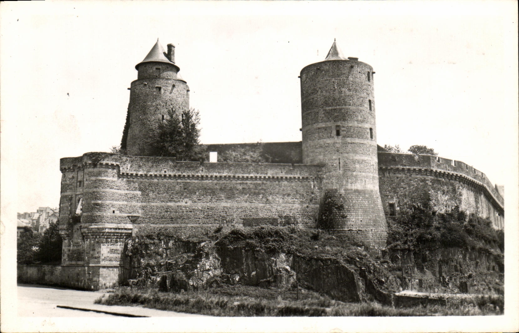 CPM Chateau de Fougeres La poterne vue du boulevard de Rennes
