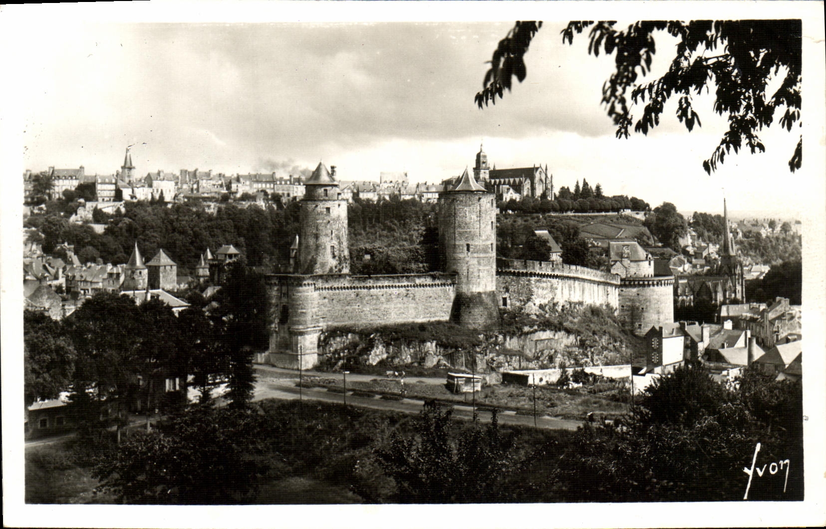 CPM Fougeres Le Chateau et la Ville Haute