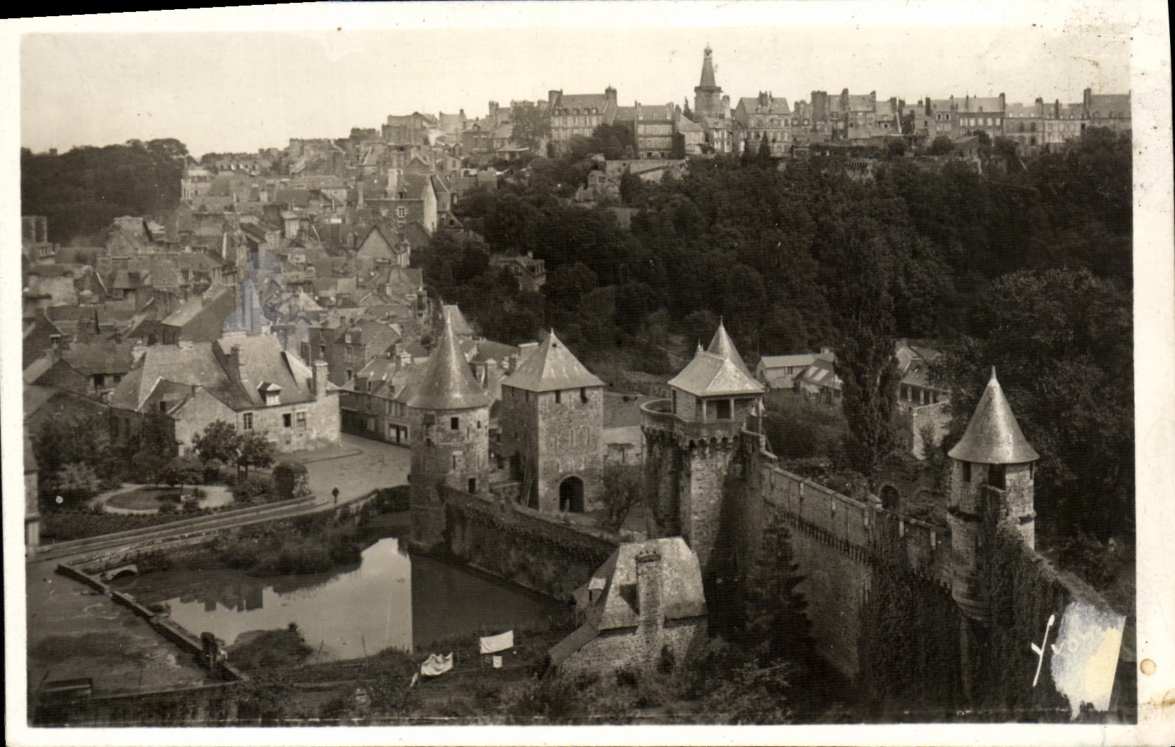 CPM Fougeres Le Chateau et la Ville Haute