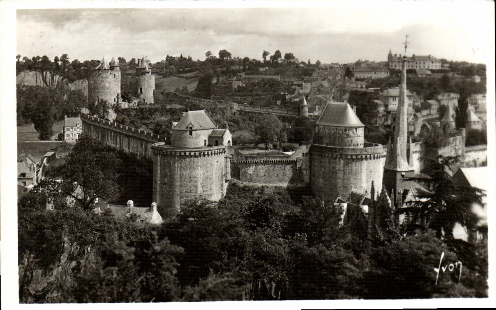 CPM Fougeres Vue gnerale du Chateau prise des rochers de St Sulpice