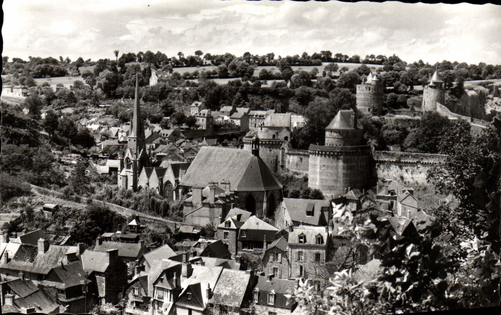 CPM Fougeres Vue generale sur le Chateau A gauche l Eglise Saint Sulpice