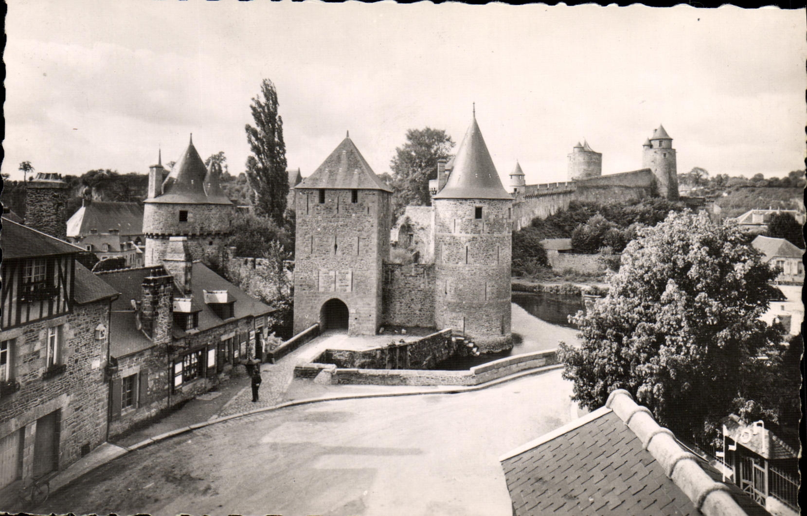CPM Fougeres L entree du Chateau