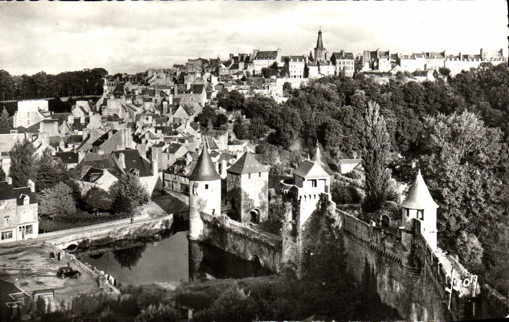 CPM Fougeres Le Chateau La Ville Haute