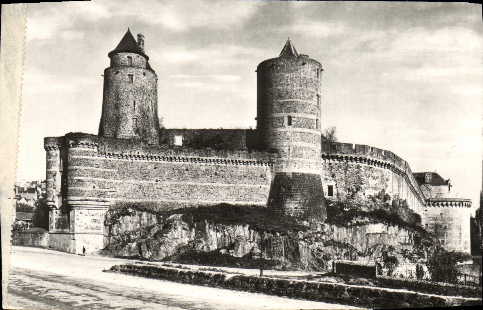 CPM Fougeres Le Chateau