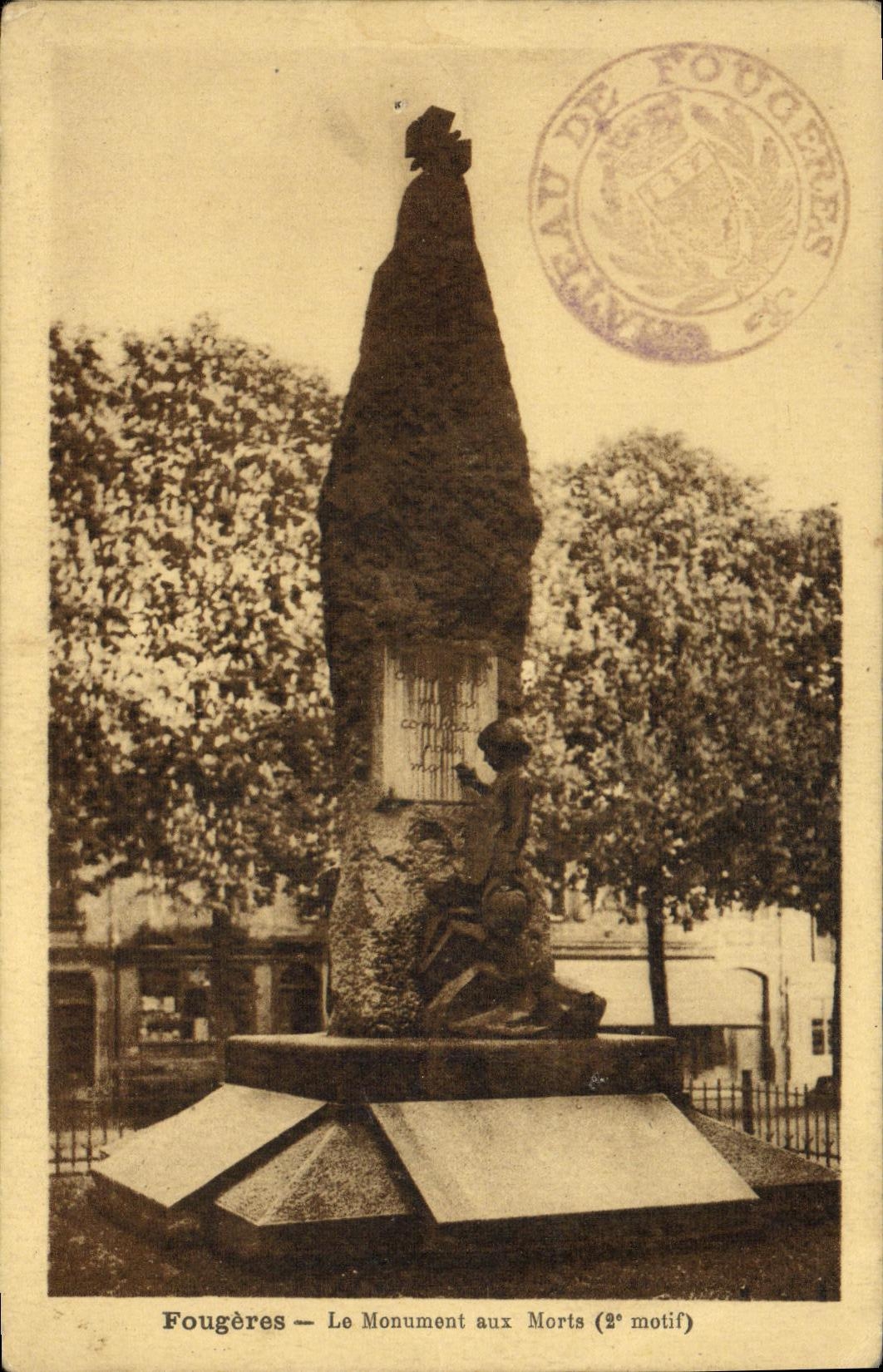 CPA Fougeres Le Monument aux Morts Militaria