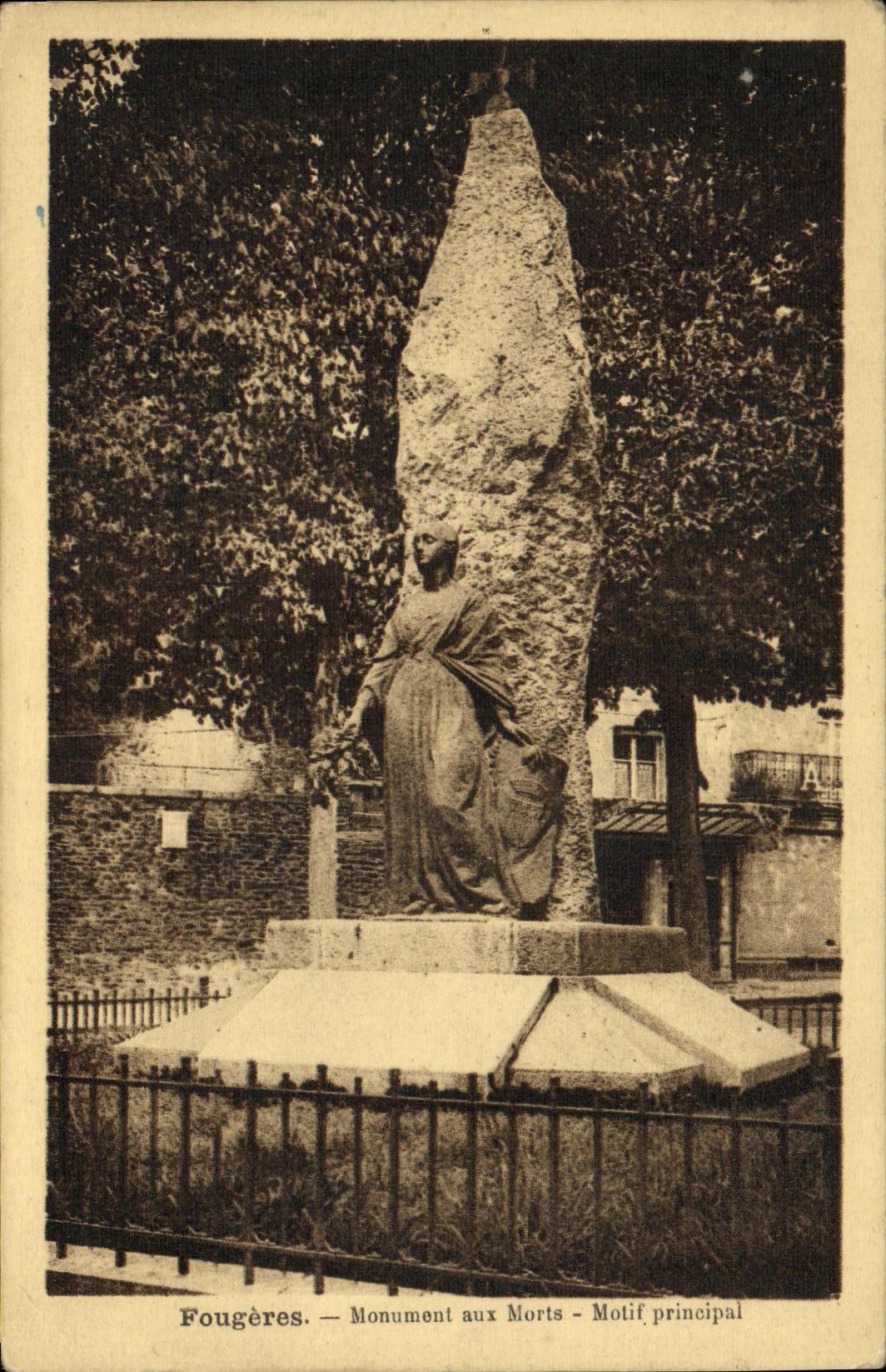 CPA Fougeres Le Monument aux Morts Motif principal Militaria